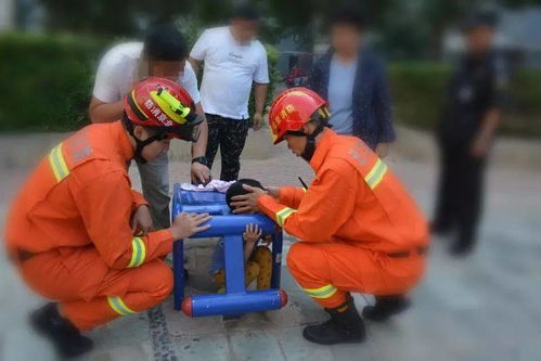 男子炖鸡时酣睡 醒来身边站满消防员