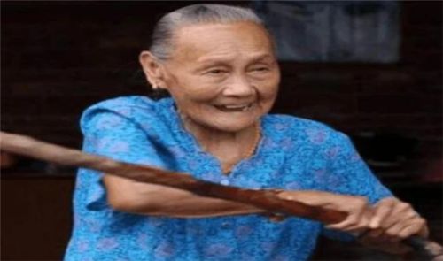 百岁老人偷玩曾孙玩具 儿子悄悄记录