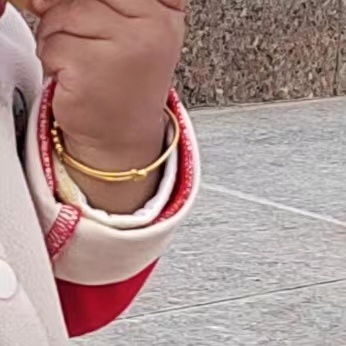 婴儿12克金手镯被偷已找回 嫌犯被抓