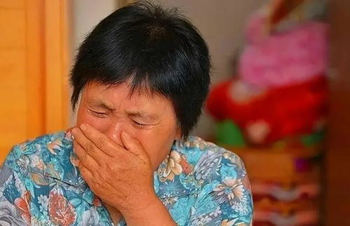 老人接孙女从认不出到相拥大哭