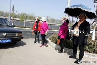景区女财神被游客追得满场跑