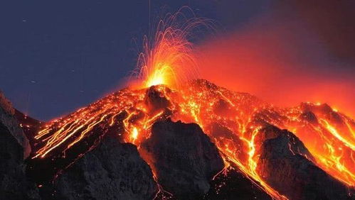 游客实拍夏威夷火山喷发下石头雨