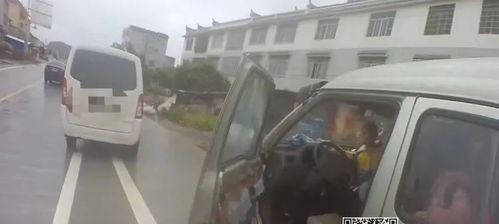 男子从行驶车辆中探身拍摄 网友举报