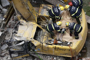垮塌楼板砸中施工挖掘机 司机身亡