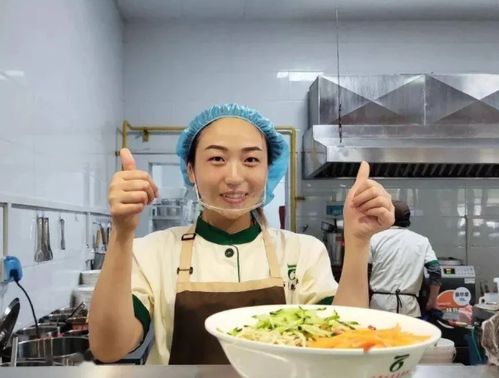食堂阿姨一句叮嘱让全场响起掌声