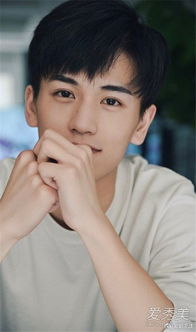张凌赫白玉兰介绍自己是演员张家玮