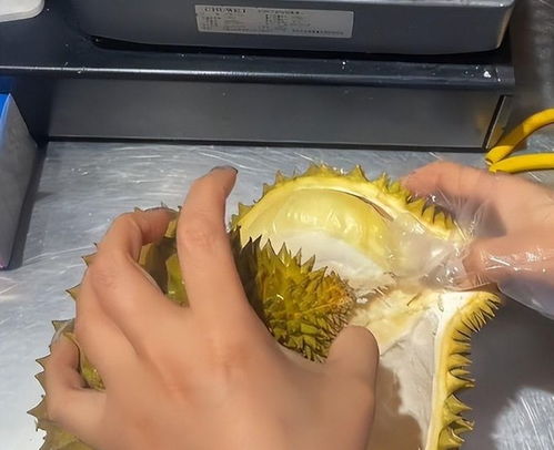 男子线上白嫖高端榴莲 线下低价甩卖