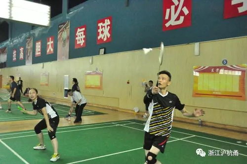 多人在马路中间打羽毛球 交警回应