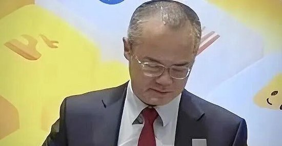 美团王兴罕见认错，满头白发太抢眼